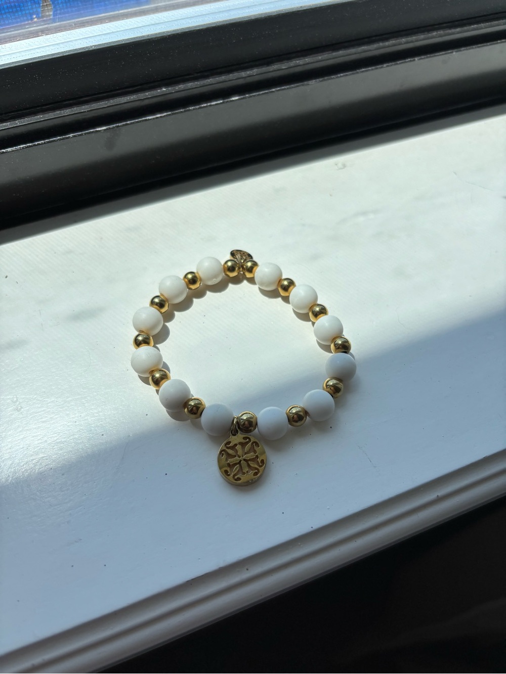Rustic cuff gold and white bracelet - Picture 2 of 4